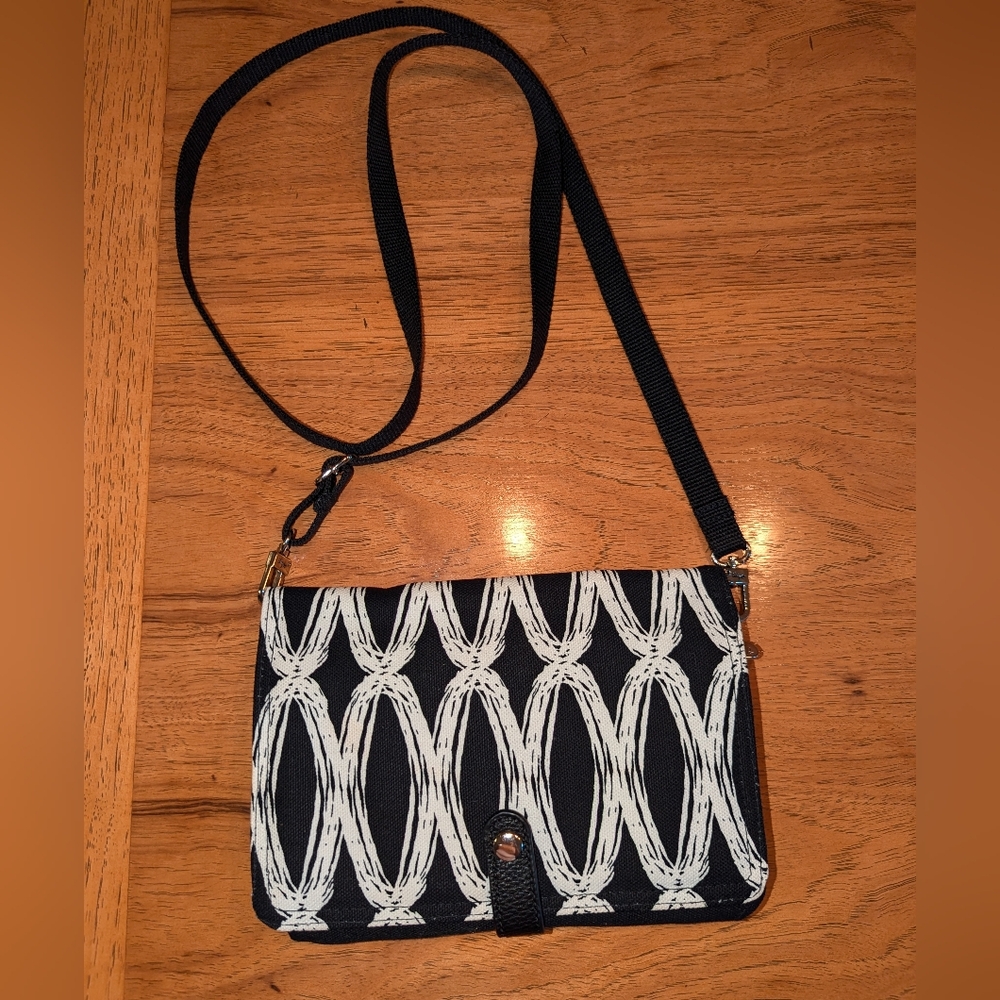 Thirty-One double up crossbody in black links pattern